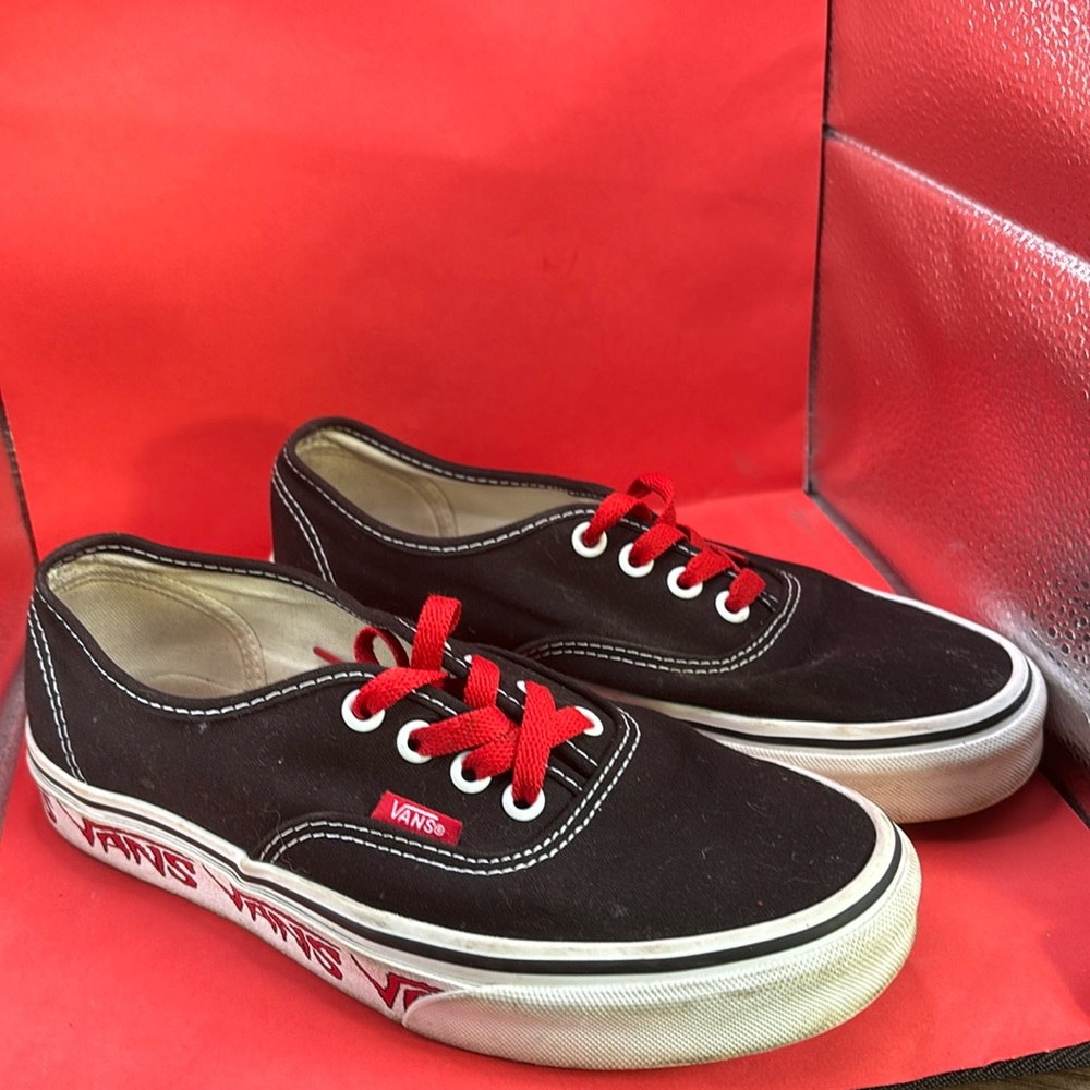Vans Unisex Low Laced Sneakers size (6 men) women’s 7.5 in great condition